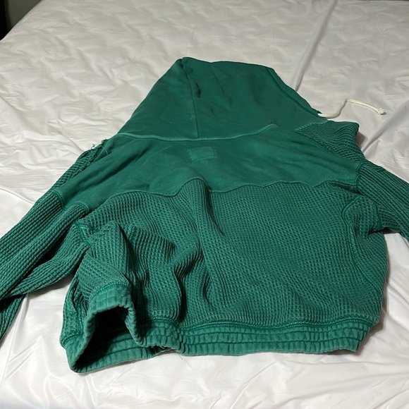 new dark green AIRE sweater - Picture 2 of 2